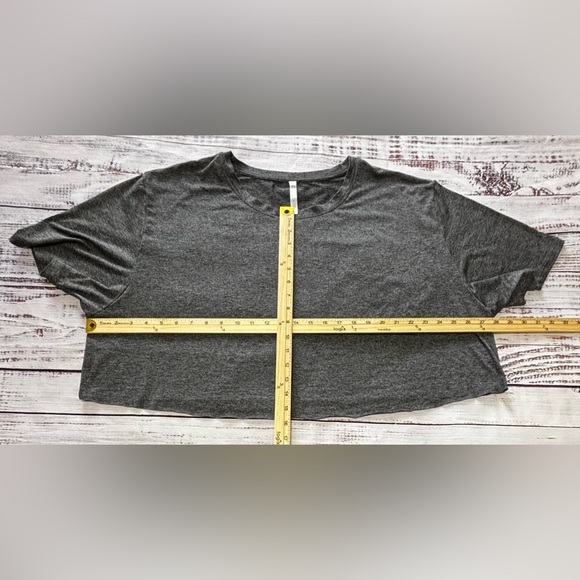 Women’s Fabletics Crop Top Tee - Picture 2 of 4